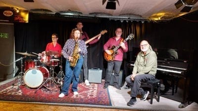 Eine brandneue Jam-Session-Serie des Jazzclub Hürth. Ein entspannter, offener Raum für junge Talente und alle Jazz-Liebhaber, in dem Spielfreude und gegenseitige Unterstützung im Mittelpunkt stehen.